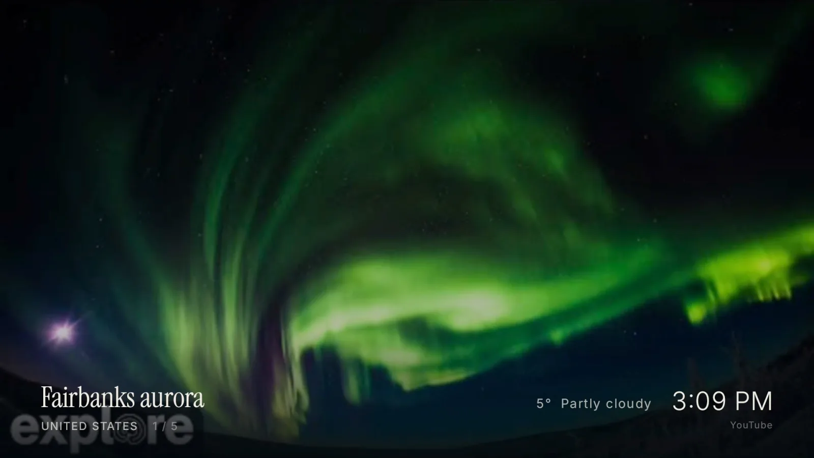 Une aurore boréale verte au-dessus de Fairbanks, en Alaska, avec le nom de la caméra et l’heure locale